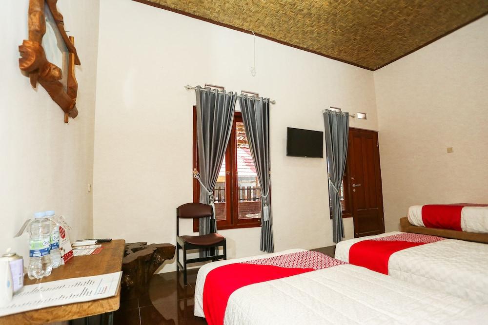 Vaccinated Staff - Oyo 1230 Kampoeng Osing Syariah Guesthouse Banyuwangi  Zewnętrze zdjęcie