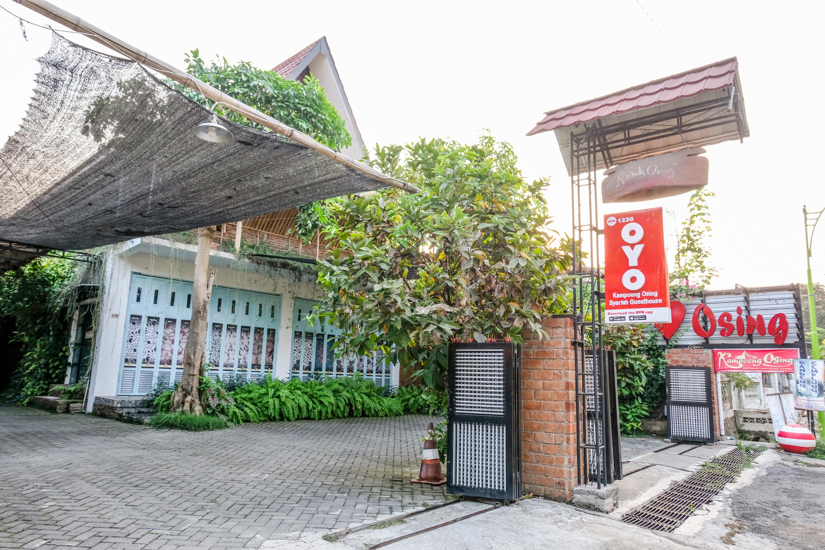 Vaccinated Staff - Oyo 1230 Kampoeng Osing Syariah Guesthouse Banyuwangi  Zewnętrze zdjęcie