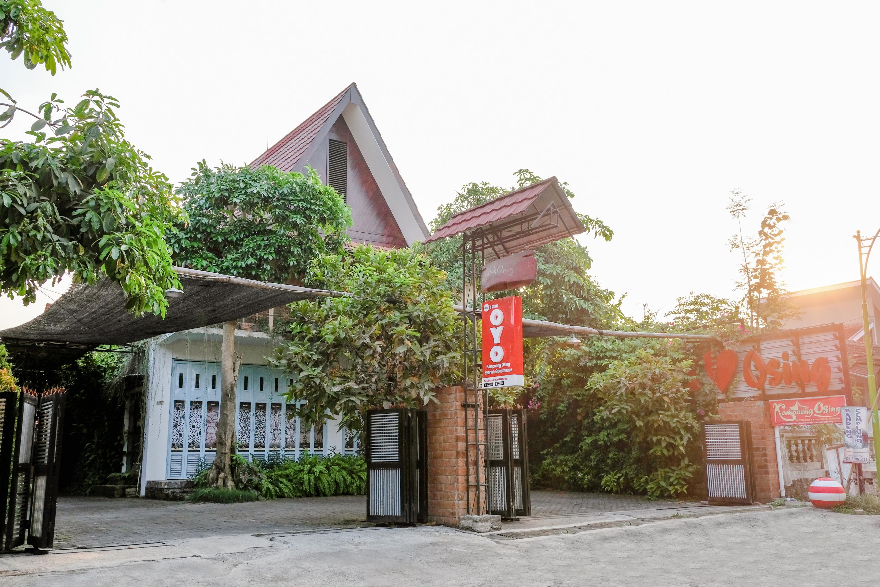 Vaccinated Staff - Oyo 1230 Kampoeng Osing Syariah Guesthouse Banyuwangi  Zewnętrze zdjęcie