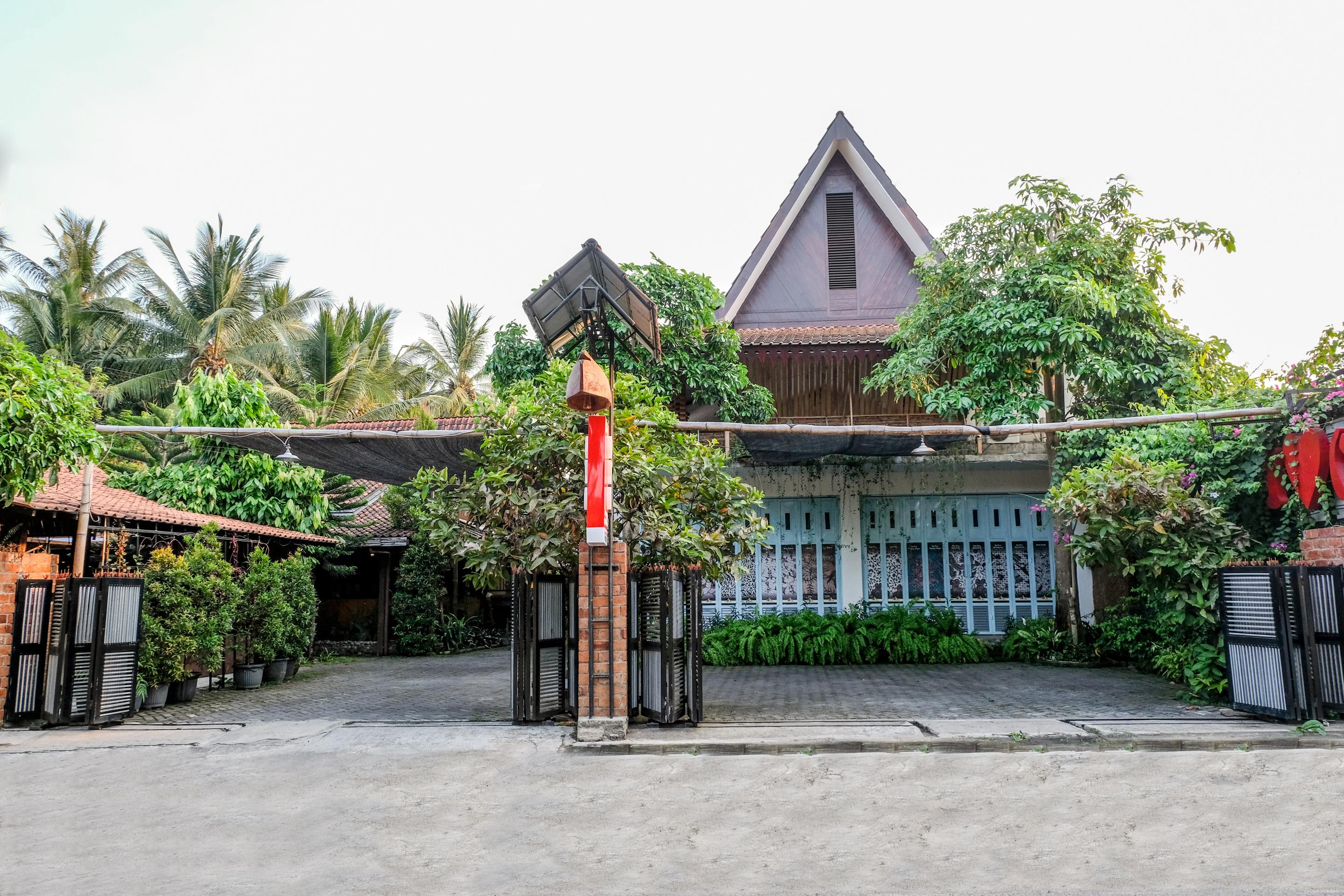 Vaccinated Staff - Oyo 1230 Kampoeng Osing Syariah Guesthouse Banyuwangi  Zewnętrze zdjęcie